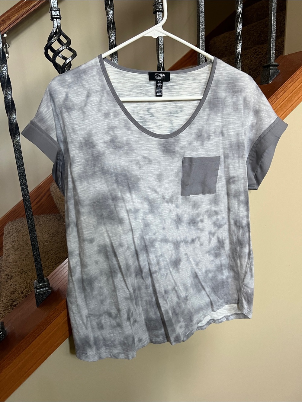 Jones New York Gray Tie-Dye Short Sleeve Pocket Tee